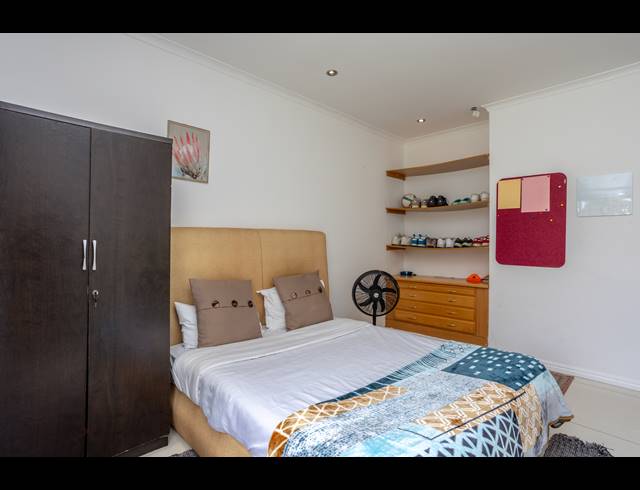 9 BEDROOM HOUSE TO LET IN CONSTANTIA
